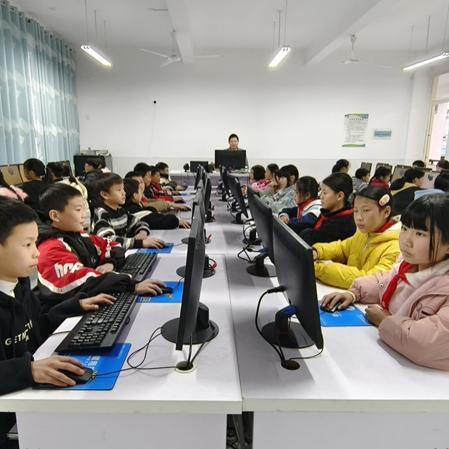 Jiangsu Jutian'dan Sun Haiqing, Bilgisayar Bağışları Yoluyla Memleket Eğitimini Nasıl Güçlendirdi?